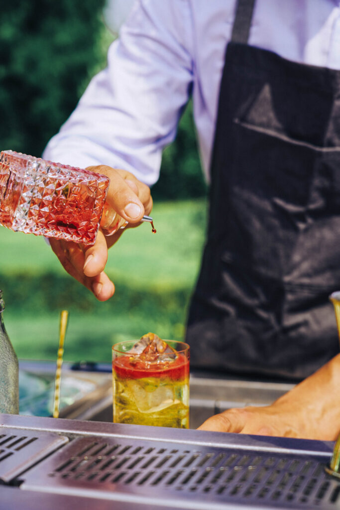 Luca di D&D prepara cocktail artigianali con ingredienti freschi