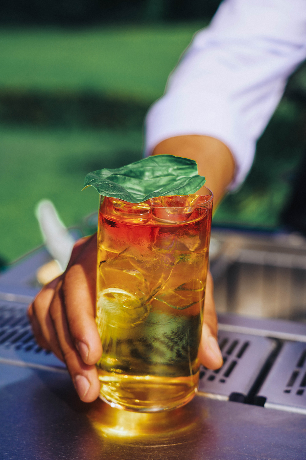 Luca di D&D prepara cocktail artigianali con ingredienti freschi