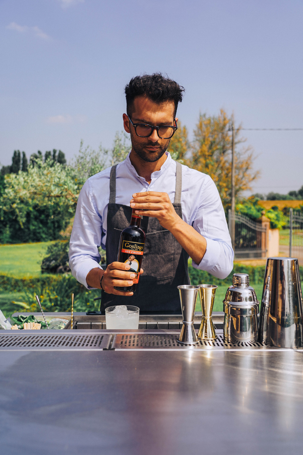 Mixologist di Dash&Drops mentre prepara un cocktail a base di frutta fresca